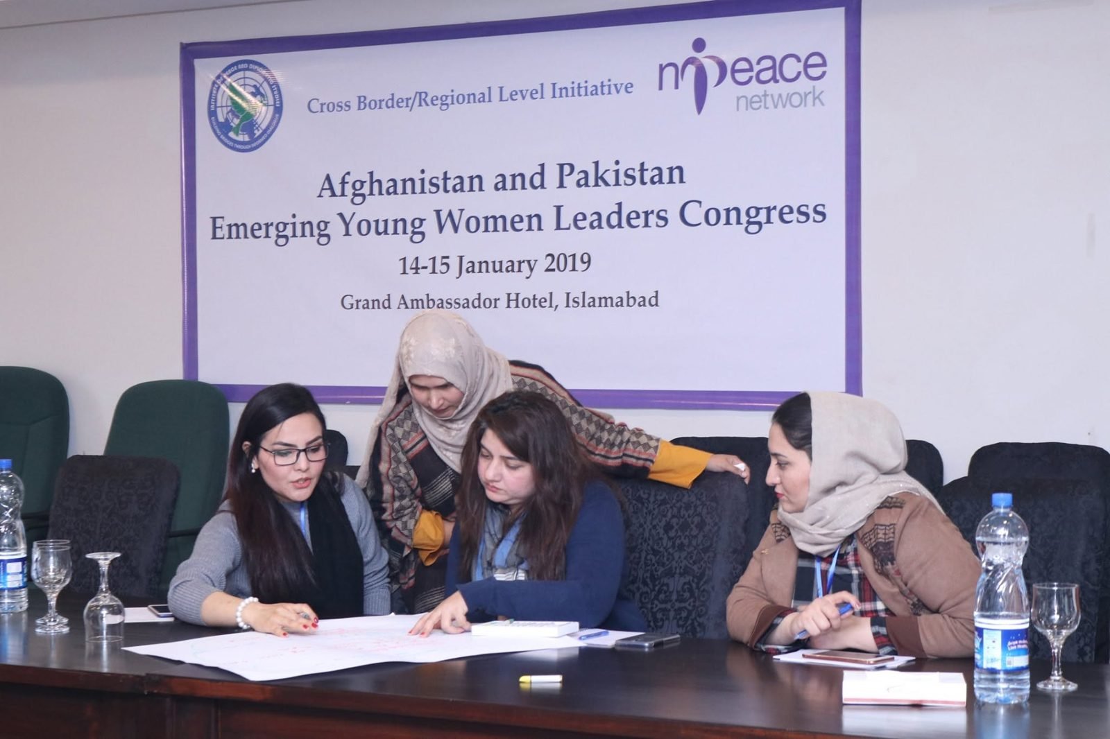 Working session under the Congress banner.