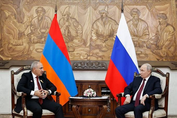 Putin, Armenian PM Discuss EU-EAEU Membership Question at SCO Summit