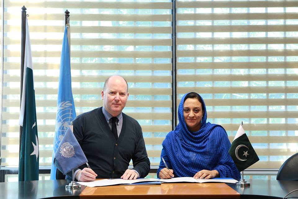 Signing the agreement with the United Nations Information Centre, Islamabad, April 2015.